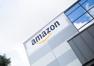 Amazon, nel 1995 Jeff Bezos lanciava il colosso dell’e-commerce: la storia