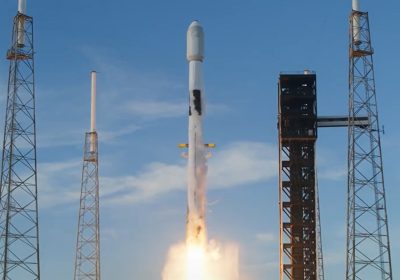 Trump allenta le regole ambientali per SpaceX e Blue Origin: via libera ai lanci con meno vincoli