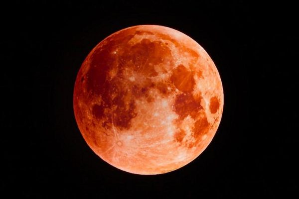 Arriva la 'Superluna di Sangue' in Italia: quando e come osservare l'eclissi totale