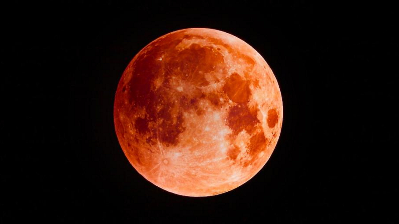 Arriva la 'Superluna di Sangue' in Italia: quando e come osservare l'eclissi totale