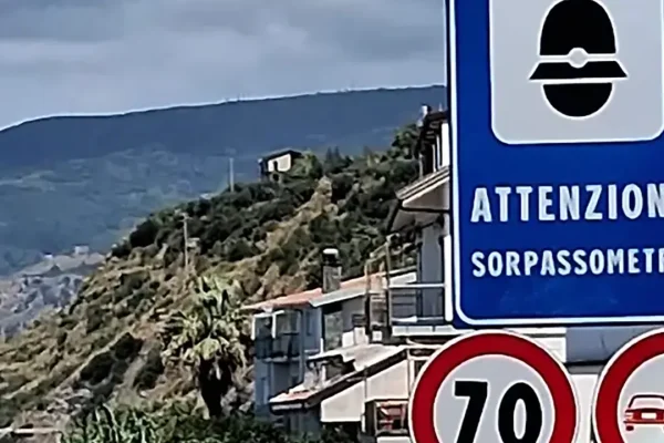 Attenzione non solo agli autovelox, ora c'è anche il sorpassometro con multe automatiche