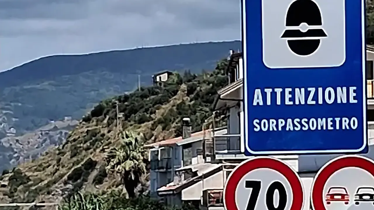 Attenzione non solo agli autovelox, ora c'è anche il sorpassometro con multe automatiche