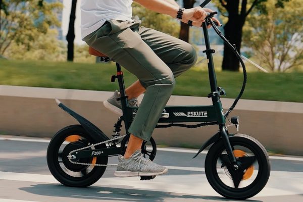 E-bike pieghevole ESKUTE F200: potenza e comfort urbano a 450€, pronta per le tue corse in città