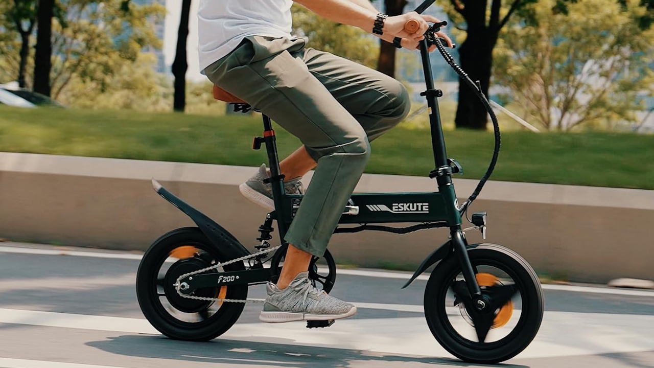 E-bike pieghevole ESKUTE F200: potenza e comfort urbano a 450€, pronta per le tue corse in città