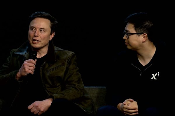 Elon Musk accusa Apple di boicottaggio contro X e Grok, con battaglia legale in arrivo