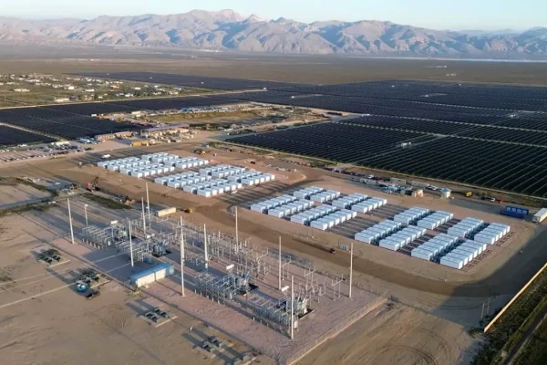 Enorme progetto fotovoltaico e batterie in California: così la città diventa davvero green