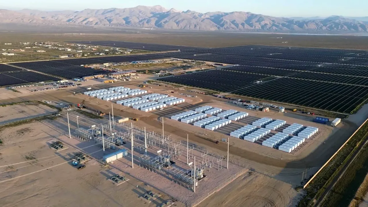 Enorme progetto fotovoltaico e batterie in California: così la città diventa davvero green