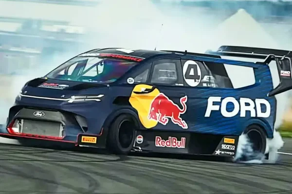 Ford batte il record della Corvette al Nürburgring con… un furgone elettrico