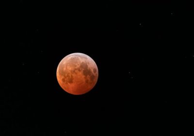 L’eclissi lunare totale del 7 settembre sarà visibile anche dall’Italia. Ecco come osservare al meglio la luna di sangue
