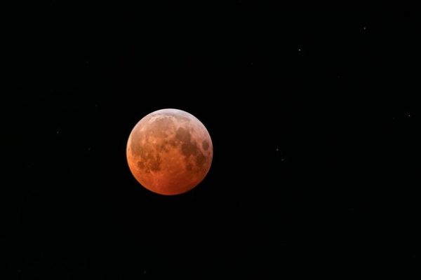 L’eclissi lunare totale del 7 settembre sarà visibile anche dall’Italia. Ecco come osservare al meglio la luna di sangue