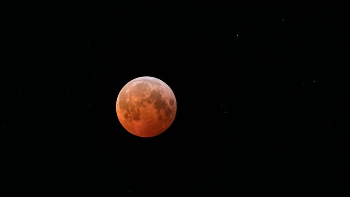 L’eclissi lunare totale del 7 settembre sarà visibile anche dall’Italia. Ecco come osservare al meglio la luna di sangue