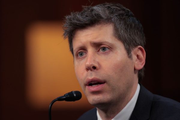 Sam Altman, persino il capo di OpenAI dice che l’intelligenza artificiale è una bolla