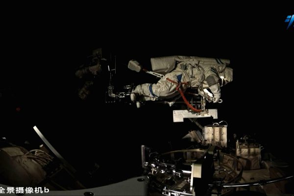 Gli astronauti cinesi in futuro utilizzeranno nuove tute spaziali per le attività extraveicolari
