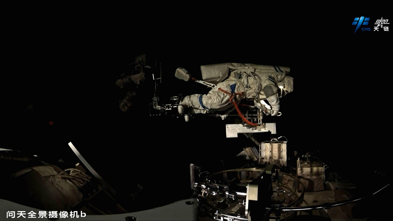 Gli astronauti cinesi in futuro utilizzeranno nuove tute spaziali per le attività extraveicolari