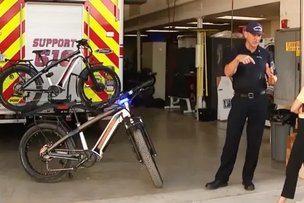I Vigili del Fuoco dell'Arizona ora usano anche le e-bike, e il motivo è molto importante