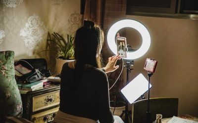 Influencer social, arriva codice di condotta Agcom: regole, multe e cosa prevede