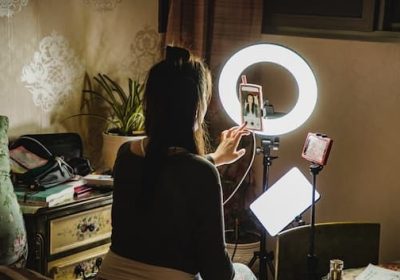 Influencer social, arriva codice di condotta Agcom: regole, multe e cosa prevede