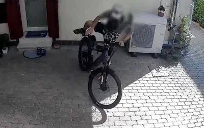 Le immagini del furto di una e-bike sui social, il ladro minaccia denuncia per diffamazione