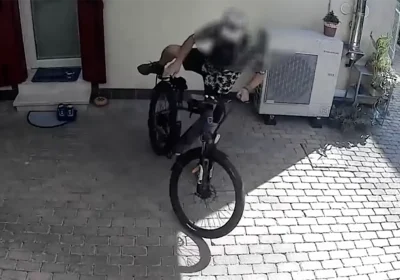 Le immagini del furto di una e-bike sui social, il ladro minaccia denuncia per diffamazione