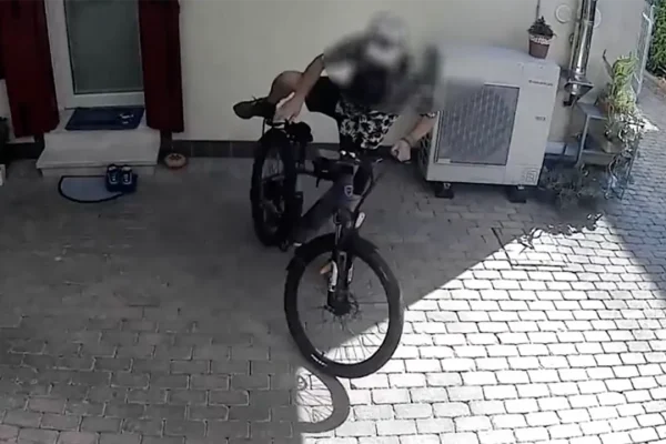 Le immagini del furto di una e-bike sui social, il ladro minaccia denuncia per diffamazione
