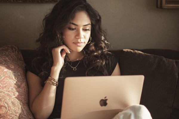 MacBook Air M4 a un super prezzo su Amazon: il portatile Apple per Apple Intelligence sfiora il minimo storico