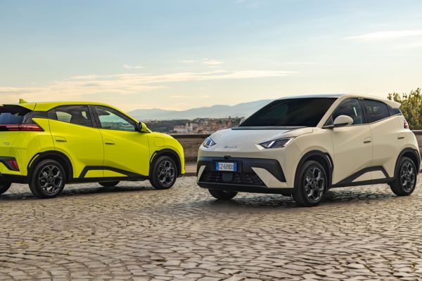 Mercato auto in Italia: vola l'elettrico grazie alla Cina, male tutto il resto
