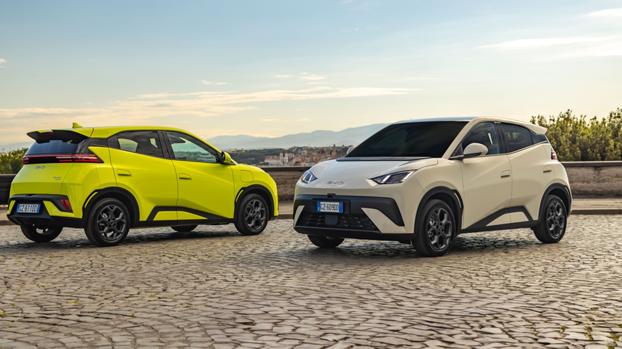 Mercato auto in Italia: vola l'elettrico grazie alla Cina, male tutto il resto