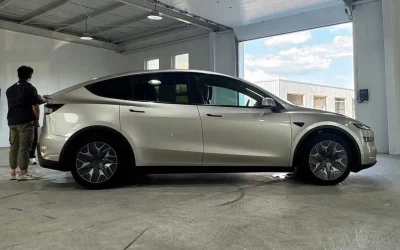 Questa è la Tesla Model YL, c'è anche un video di lancio, prime consegne in arrivo