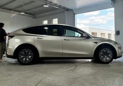 Questa è la Tesla Model YL, c'è anche un video di lancio, prime consegne in arrivo