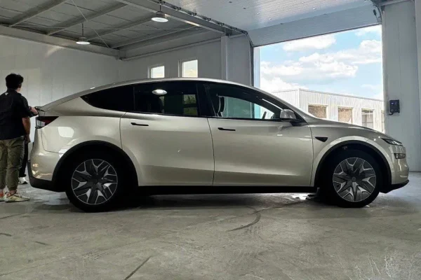Questa è la Tesla Model YL, c'è anche un video di lancio, prime consegne in arrivo