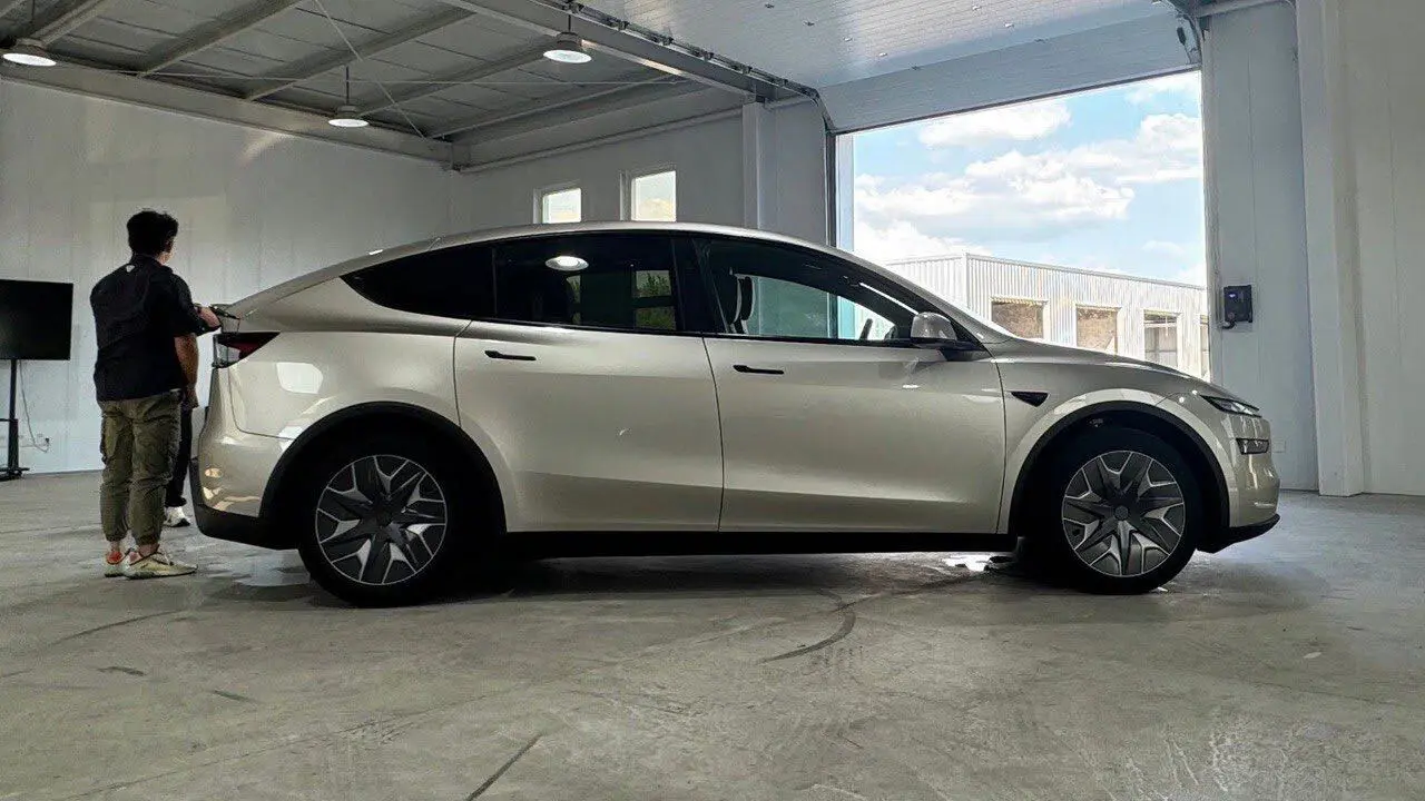 Questa è la Tesla Model YL, c'è anche un video di lancio, prime consegne in arrivo