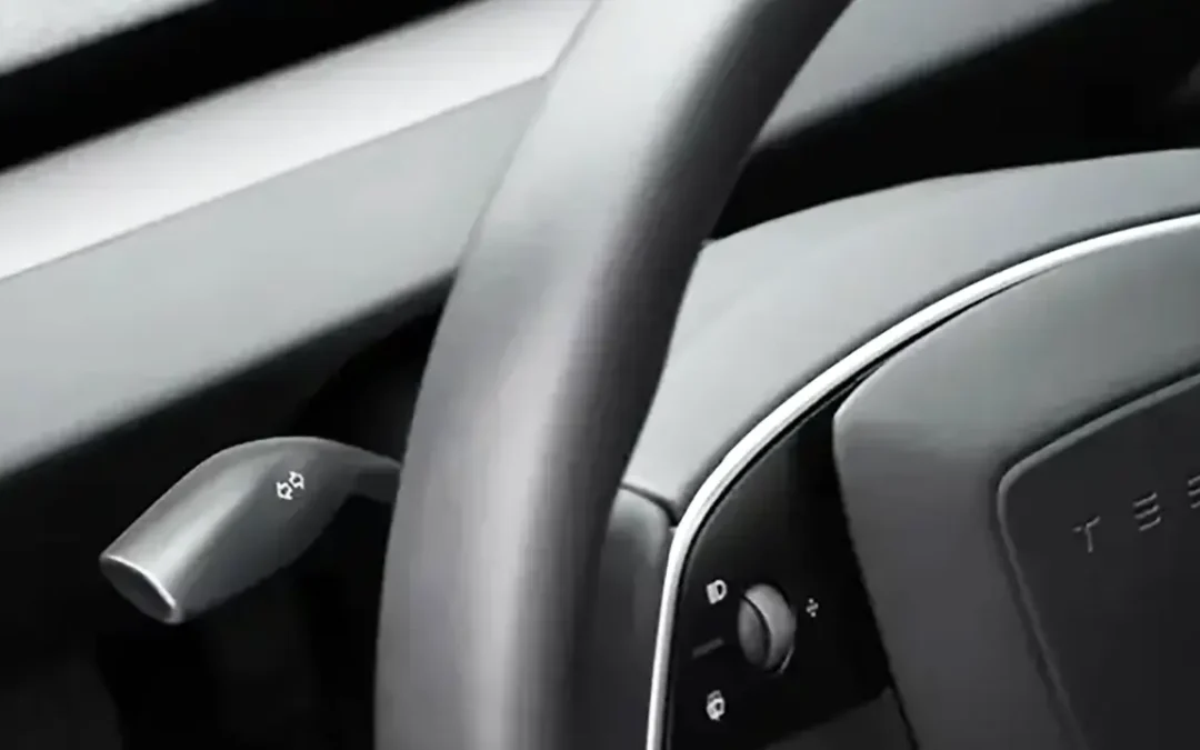 Tesla cede alla pressione dei clienti: disponibile all'acquisto la leva degli indicatori di direzione
