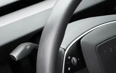 Tesla cede alla pressione dei clienti: disponibile all'acquisto la leva degli indicatori di direzione