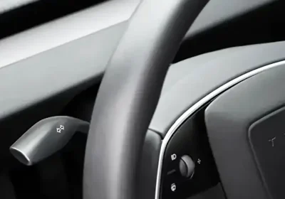 Tesla cede alla pressione dei clienti: disponibile all'acquisto la leva degli indicatori di direzione