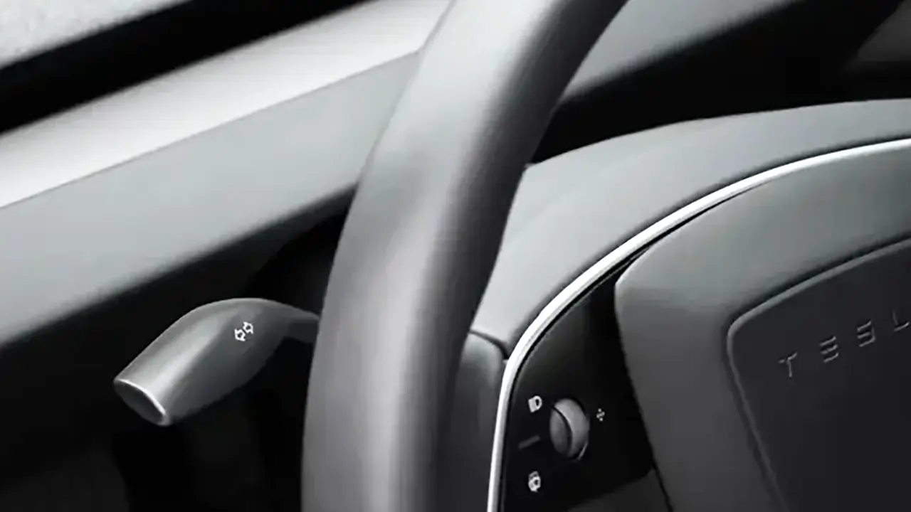 Tesla cede alla pressione dei clienti: disponibile all'acquisto la leva degli indicatori di direzione