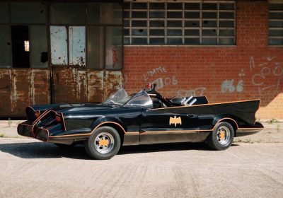 Una replica della Batmobile della serie TV del 1966 all'asta: ecco quanto costa e come portarla a casa