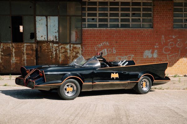 Una replica della Batmobile della serie TV del 1966 all'asta: ecco quanto costa e come portarla a casa