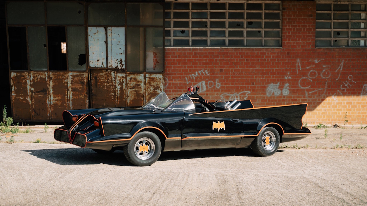 Una replica della Batmobile della serie TV del 1966 all'asta: ecco quanto costa e come portarla a casa