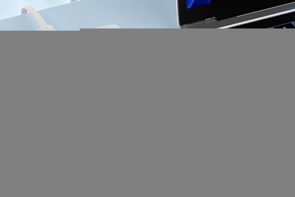 Utile a tutti: a 25,99€ torna il caricatore multiplo da 220W per smartphone, tabet, PC e MacBook, il 240W a 31,99€