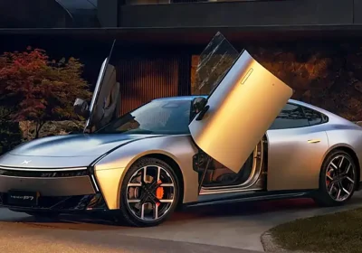 Il CEO di XPeng prova FSD di Tesla: è un riferimento, e volano scommesse rischiose