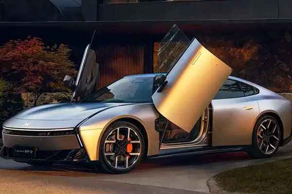 XPeng si ripete: anche la nuova P7 ha una versione con portiere e verniciatura speciali