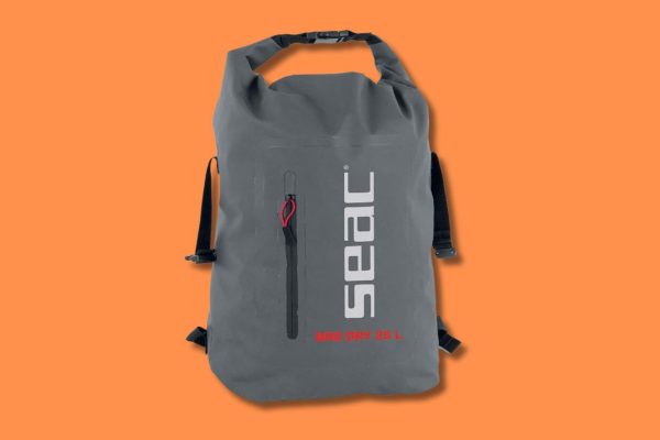 8 zaini impermeabili che sfidano l’acqua senza paura