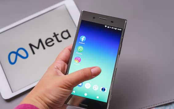 Reuters: su piattaforme Meta chatbot sexy di Taylor Swift e altri vip senza loro consenso