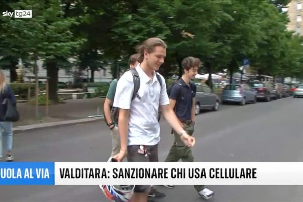 Smartphone a scuola, è giusto vietarli?
