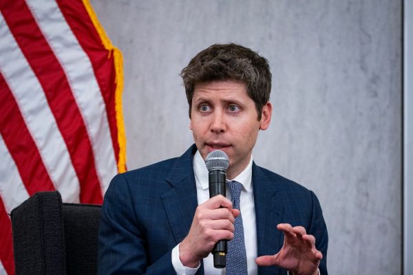 ChatGPT e adolescenti, le nuove funzioni di OpenAI per proteggerli