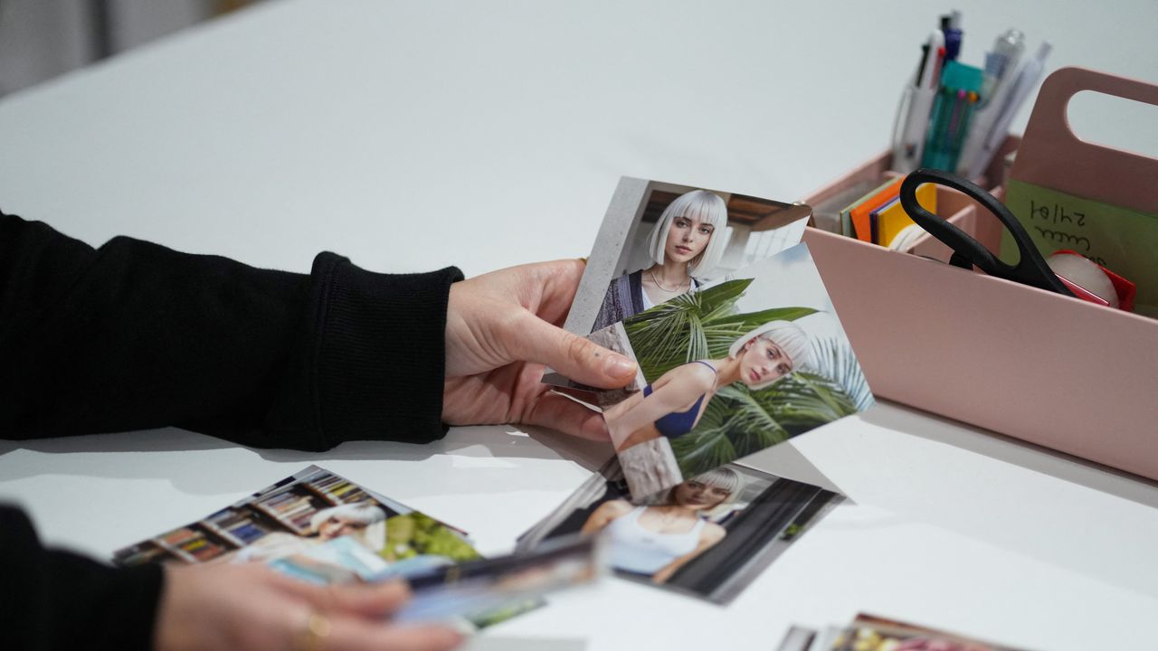 Influencer creati con l’intelligenza artificiale, sempre più aziende scelgono testimonial “fake”