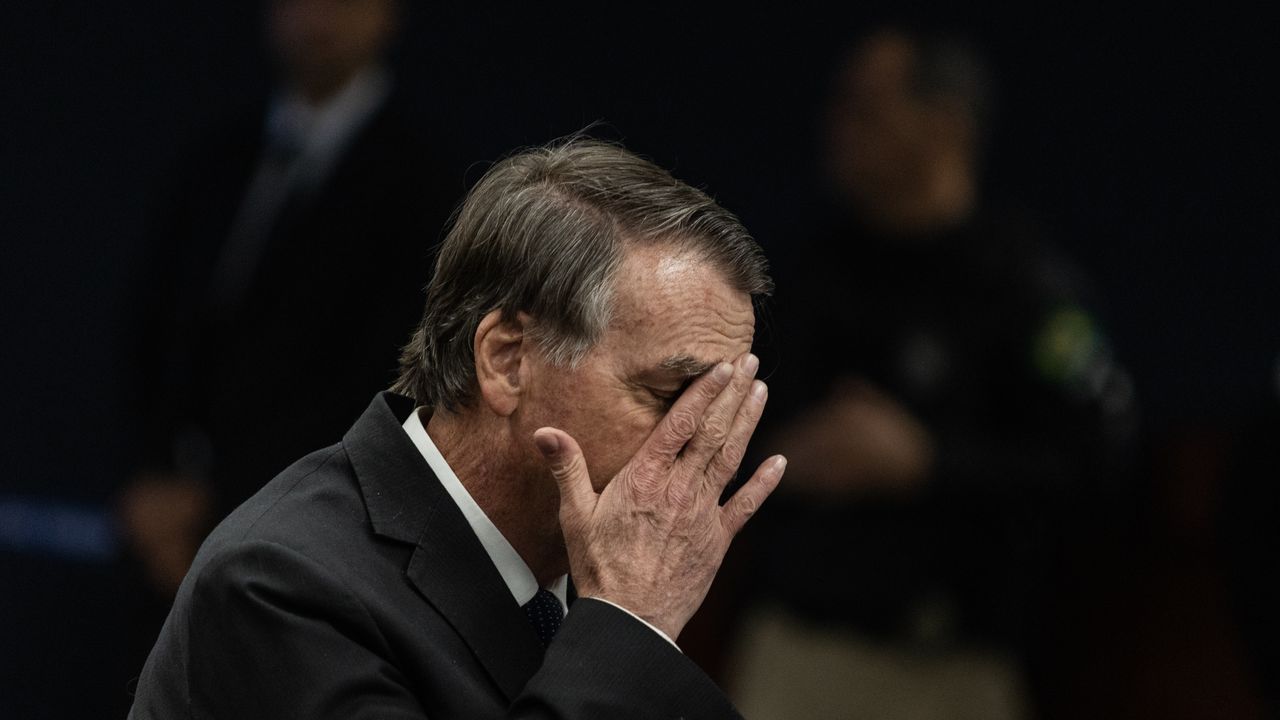 Bolsonaro è stato condannato a 27 anni di carcere per tentato golpe