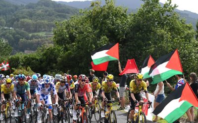 Vuelta di Spagna, migliaia di manifestanti hanno protestato per la Palestina interrompendo l’ultima tappa della gara ciclistica