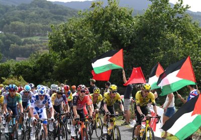 Vuelta di Spagna, migliaia di manifestanti hanno protestato per la Palestina interrompendo l’ultima tappa della gara ciclistica