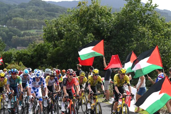 Vuelta di Spagna, migliaia di manifestanti hanno protestato per la Palestina interrompendo l’ultima tappa della gara ciclistica